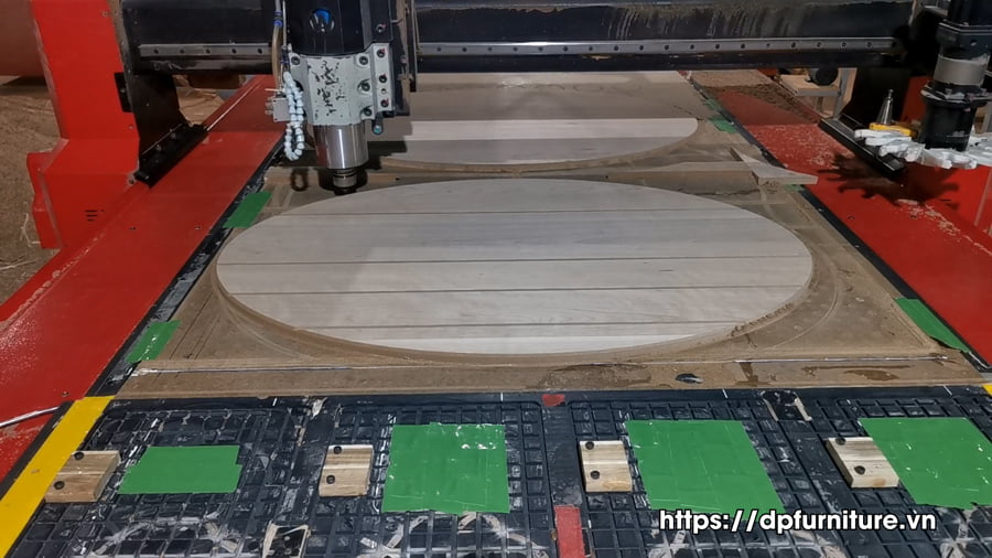 cắt mặt bàn gỗ MDF bằng máy CNC thay dao tự động 3